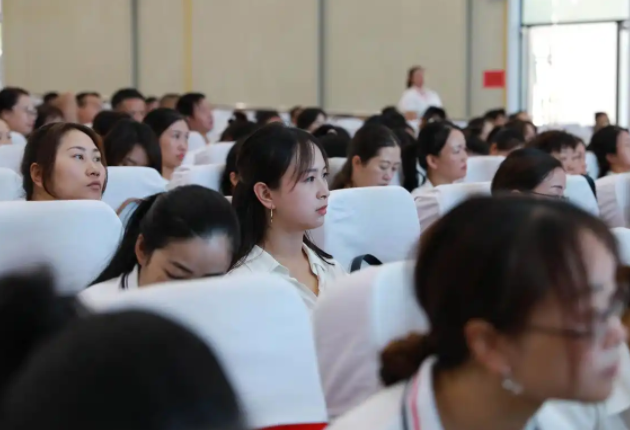 教师们则在专属课堂上快速把握从备课技巧到班级办理的实战秘籍 教师们则在专属课堂上快速把握从备课技巧到班级办理的实战秘籍