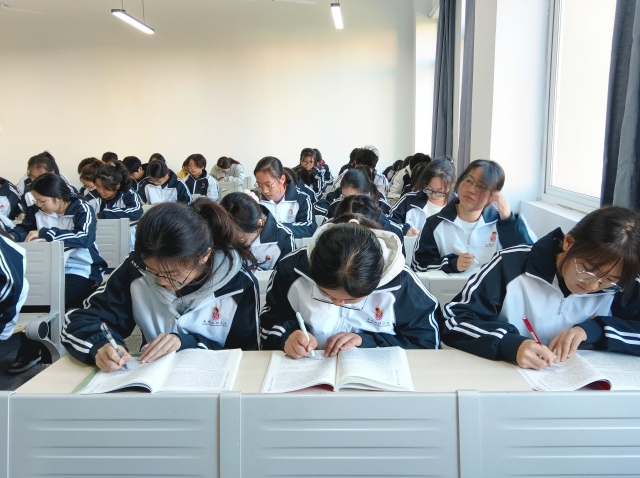 实践层面看学生理论首先面临着自我教育功用发挥缺少的难题